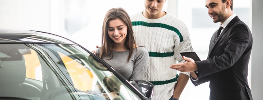 couple choosing car and asking car insurance grace period